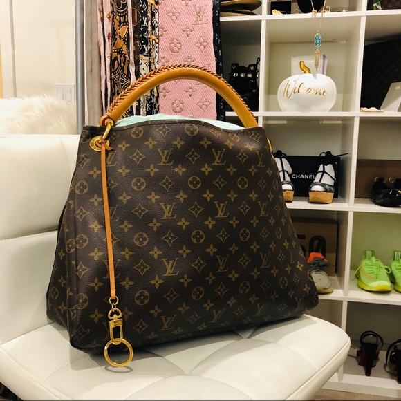 Louis Vuitton Handbags - Artsy MM